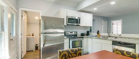 Réfrigérateur, four à micro-ondes, surface de cuisson, lave-vaisselle