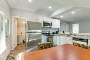 Kjøleskap, mikrobølgeovn, kokeplater og oppvaskmaskin