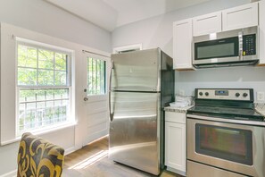 Kjøleskap, mikrobølgeovn, kokeplater og oppvaskmaskin