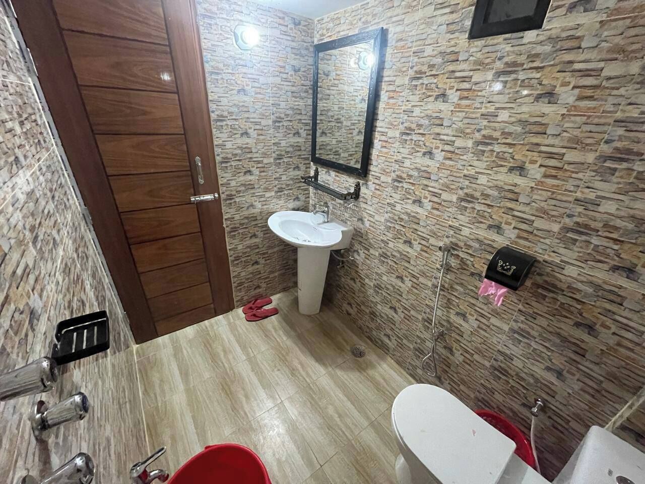 Quarto casal luxo, sacada, vista para o jardim | Banheiro | Produtos de toalete grátis, toalhas de banho, sabonete, shampoo
