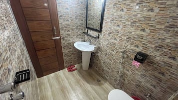 Deluxe Double Room, Balcony, Garden View | Bathroom | Free toiletries, towels, soap, shampoo