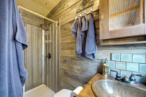 Hair dryer, towels - Walk to Lake Travis: Austin Tiny Home w/ Hot Tub! (Austin)