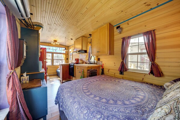 Desk, iron/ironing board, Internet, bed sheets