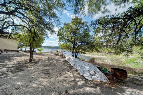 Walk to Lake Travis: Austin Tiny Home w/ Hot Tub!