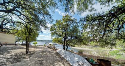 Walk to Lake Travis: Austin Tiny Home w/ Hot Tub!