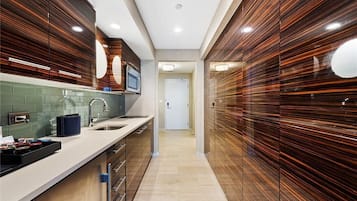 Luxury Apartment, 1 King Bed with Sofa bed, Ocean View | Private kitchen