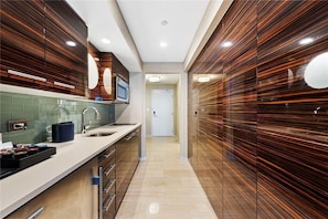 Luxury Apartment, 1 King Bed with Sofa bed, Ocean View | Private kitchen