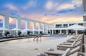 Outdoor pool - Luxury Suites at Fort Lauderdale Beach (Fort Lauderdale)