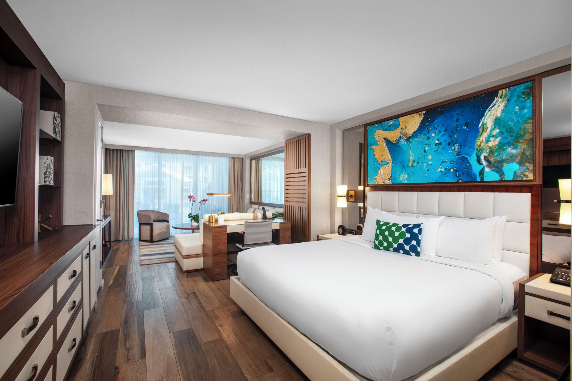 Luksushuoneisto, 1 suuri parisänky ja vuodesohva, näköala uima-altaalle | Tallelokero huoneessa, yksilöllisesti kalustettu, pimennysverhot