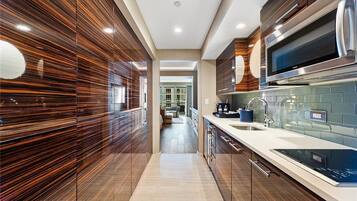 Luxury Apartment, 1 King Bed with Sofa bed, Ocean View | Private kitchen | Coffee/tea maker, dining tables