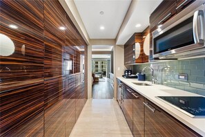 Departamento de lujo, 1 cama King size y sofá cama, vista al océano | Cocina privada | Cafetera y tetera y comedor