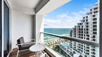 Luxury Apartment, 1 King Bed with Sofa bed, City View | Balcony