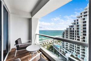 Luxury Apartment, 1 King Bed with Sofa bed, City View | Balcony