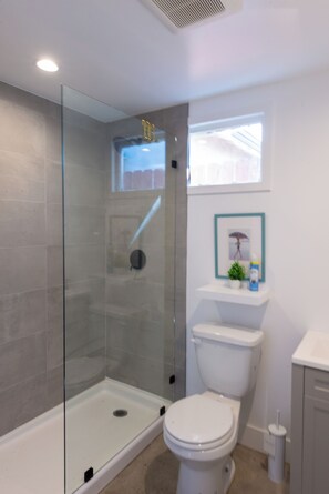 Douche, sèche-cheveux, serviettes fournies, savon