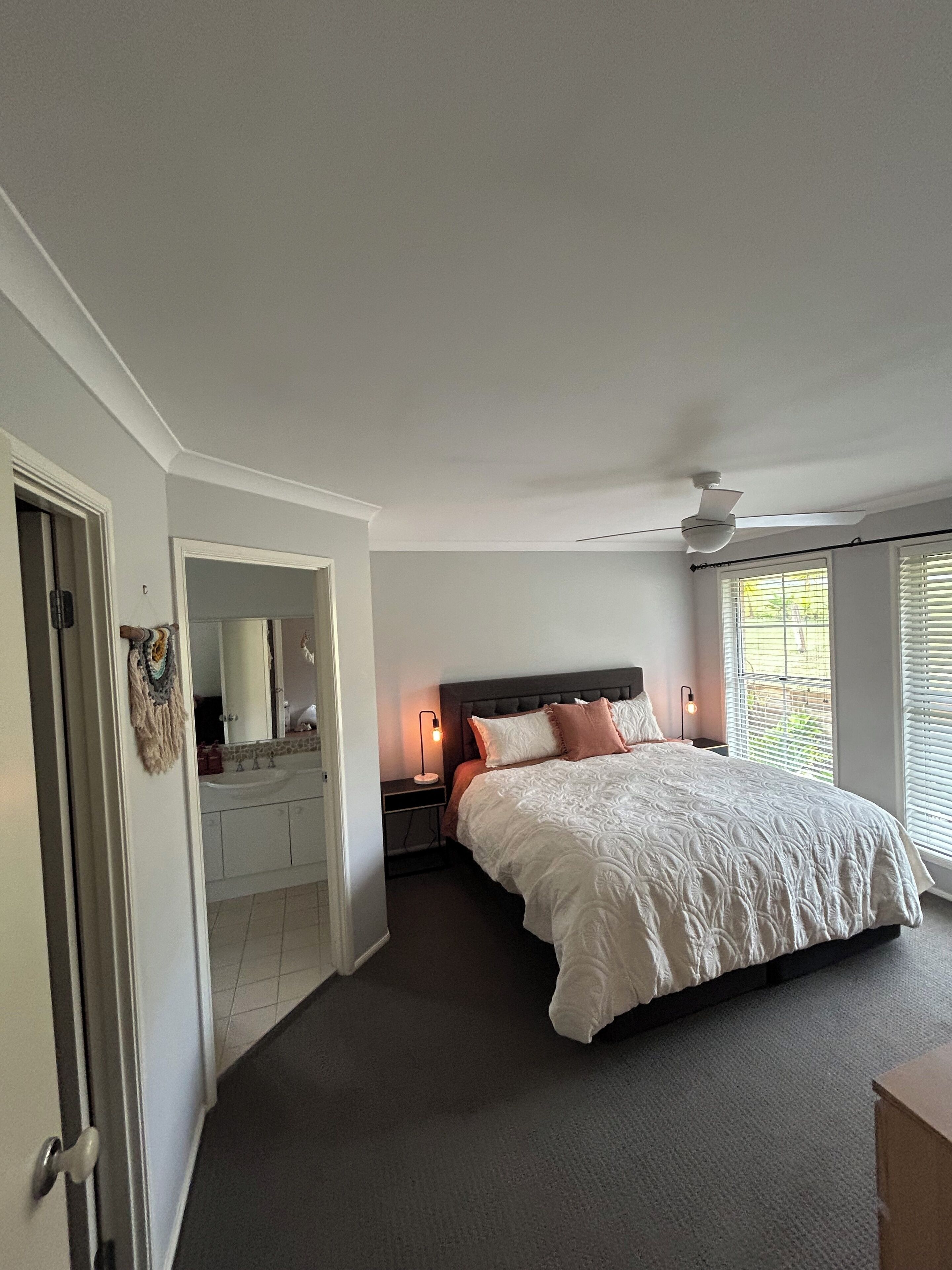 4 bedrooms, internet, bed sheets