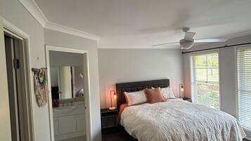 4 bedrooms, internet, bed sheets