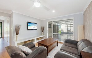TV - Spoon Bay Stays (Forresters Beach)