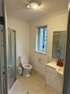 Dusche, Haartrockner, Handtücher, Seife