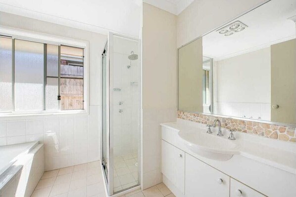 Dusche, Haartrockner, Handtücher, Seife