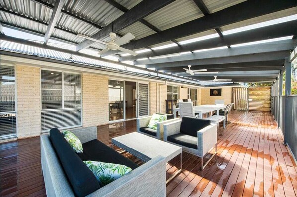 Outdoor dining - Spoon Bay Stays (Forresters Beach)