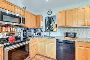 Kjøleskap, mikrobølgeovn, kokeplater og oppvaskmaskin