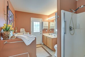 Hair dryer, towels - Wine & BBQ Trail Fun: Home w/ Hot Tub in Lexington (Lexington)