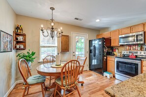 Fridge, microwave, stovetop, dishwasher - Wine & BBQ Trail Fun: Home w/ Hot Tub in Lexington (Lexington)