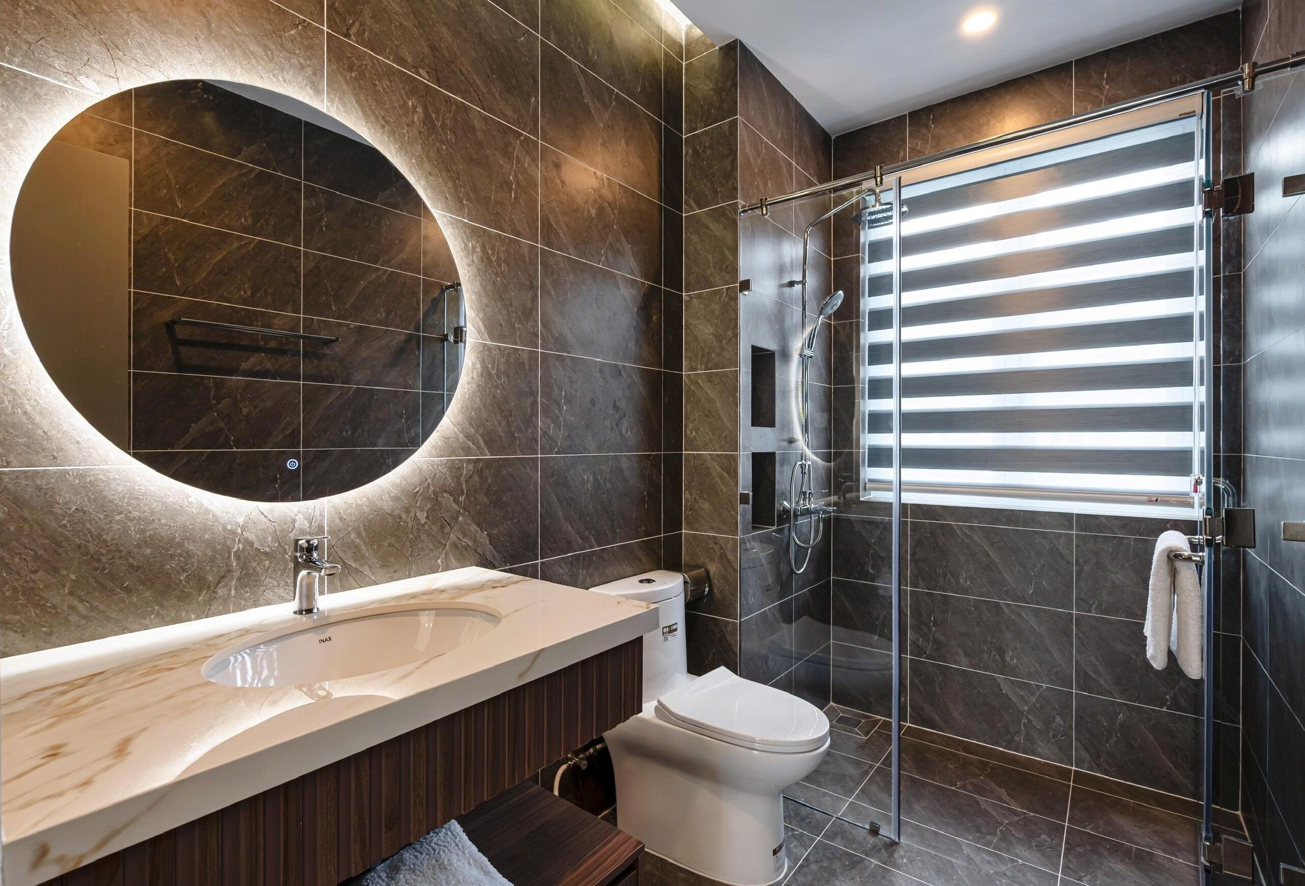 Habitació de luxe | Bany | Dutxa, capçal de dutxa tipus cascada i articles de tocador gratuïts 
