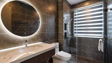 Habitació de luxe | Bany | Dutxa, capçal de dutxa tipus cascada i articles de tocador gratuïts