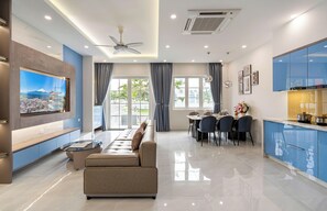 Premium-Villa | Essbereich im Zimmer