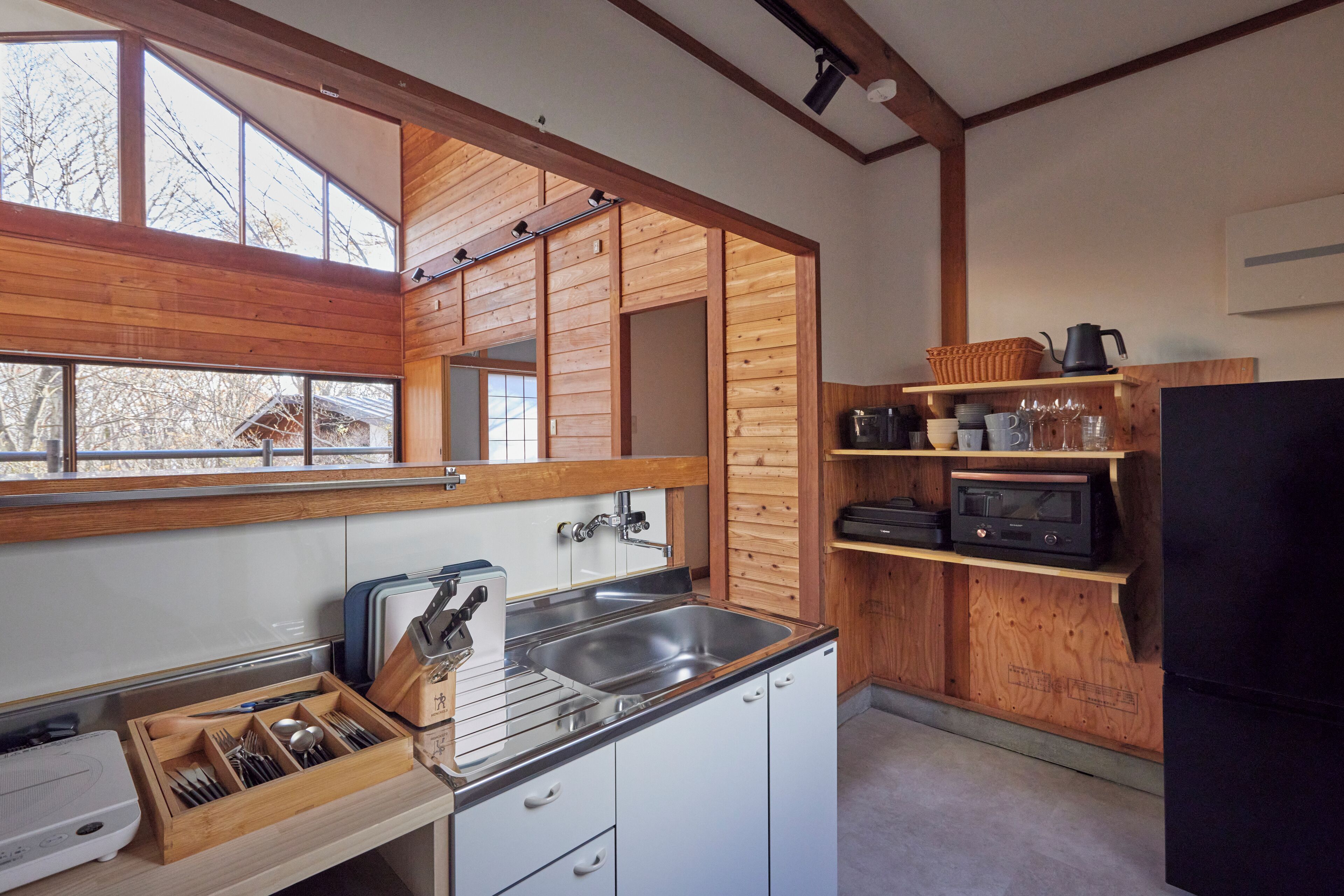 Lemari es, microwave, oven, dan kompor