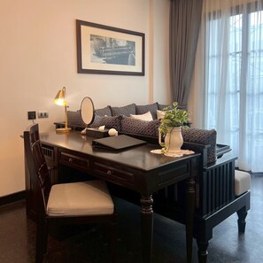 Habitación ejecutiva con 1 cama matrimonial o 2 individuales, patio, vista a la alberca | Caja de seguridad en la habitación, escritorio y cortinas blackout 