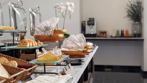 Un buffet proposant divers plats et une machine à café.