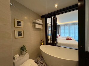 Habitación triple Deluxe, balcón, vista a la alberca | Baño | Tina y regadera independientes, secadora de cabello, pantuflas, toallas 