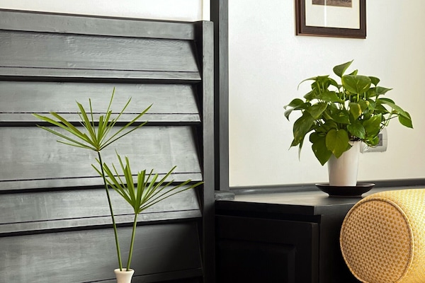 Deluxe dubbelrum eller tvåbäddsrum | Värdeförvaringsskåp på rummet, skrivbord och mörkläggningsgardiner