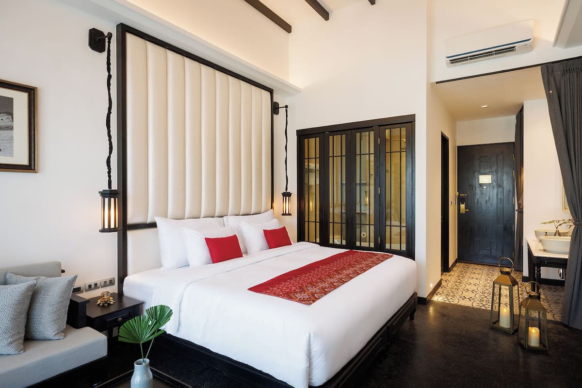 Caja de seguridad en la habitación, escritorio y cortinas blackout