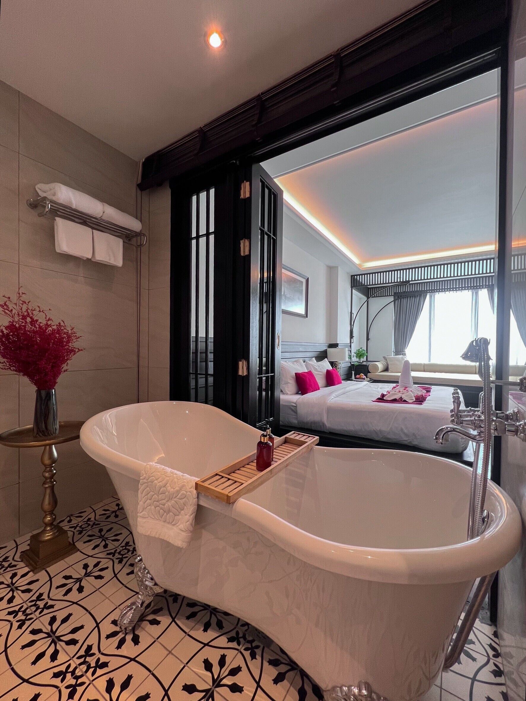 Deluxe Double or Twin Room | In-room safe, desk, blackout drapes, free WiFi