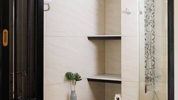 Deluxe-Doppel- oder -Zweibettzimmer, Balkon | Badezimmer | Badewanne und Dusche (separat), Haartrockner, Hausschuhe, Handtücher