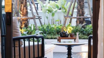 Executive Tek Büyük veya İki Ayrı Yataklı Oda, Veranda, Havuz Manzaralı | Odada kasa, masa, güneşlik/perde, ücretsiz kablosuz İnternet