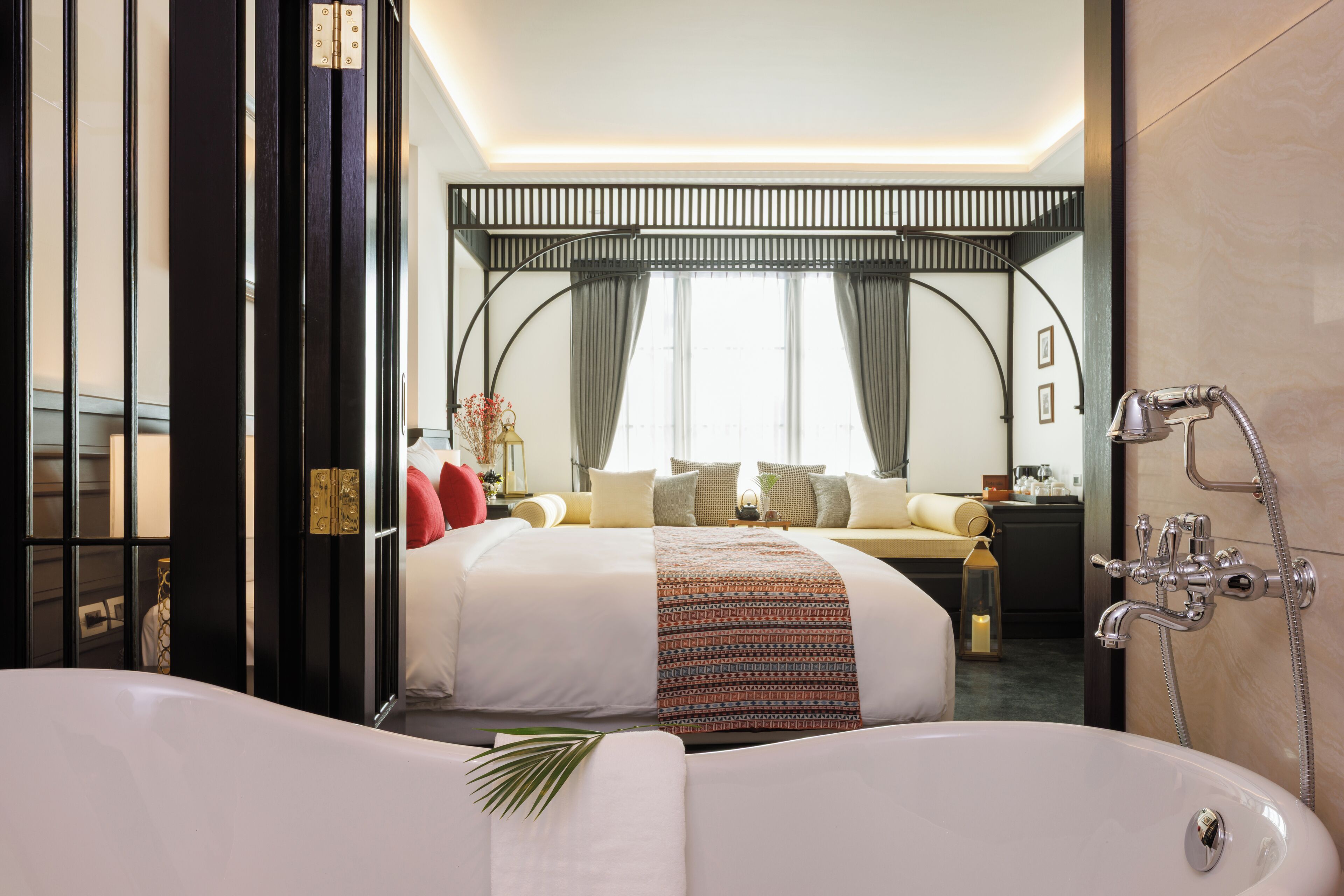 Deluxe Double or Twin Room | In-room safe, desk, blackout drapes, soundproofing