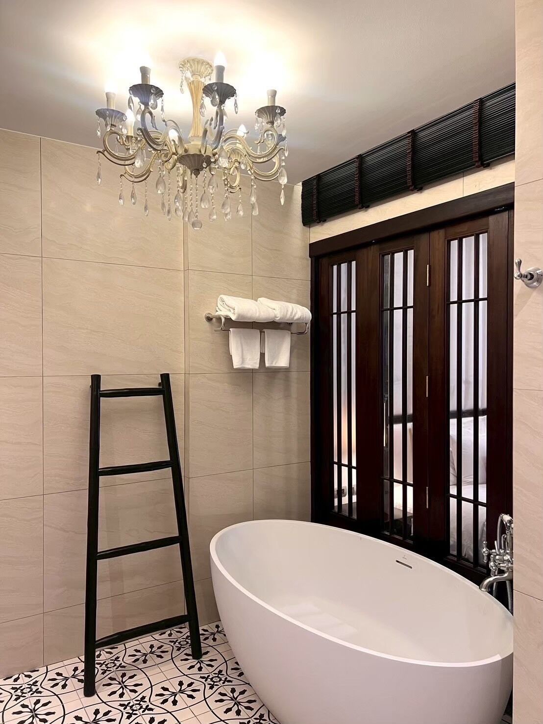 行政双人房或双床房, 露台, 泳池景观 | 浴室 | 独立的浴缸和淋浴、吹风机、拖鞋、毛巾