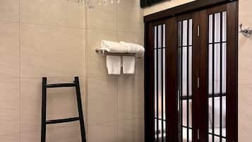 Quarto casal ou duplo executivo, varanda, vista para a piscina | Banheiro | Banheira e chuveiro separados, secador de cabelo, chinelos