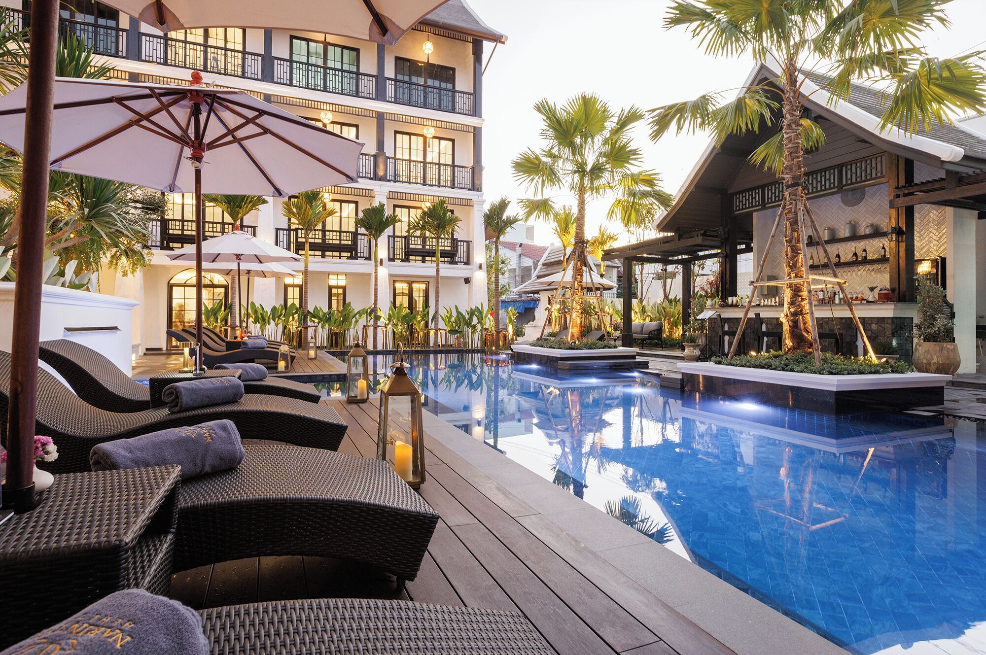 Una piscina al aire libre