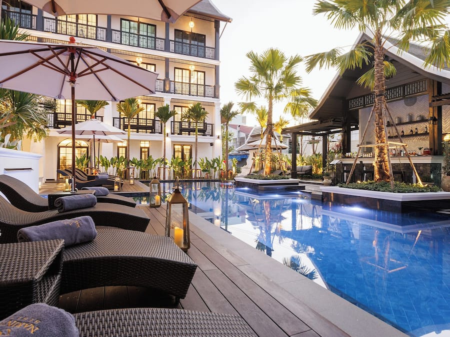 Una piscina al aire libre