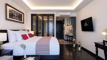 Quarto casal ou duplo luxo, sacada | Cofres nos quartos, escrivaninha, cortinas blackout, Wi-Fi de cortesia