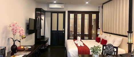 Caja de seguridad en la habitación, escritorio y cortinas blackout