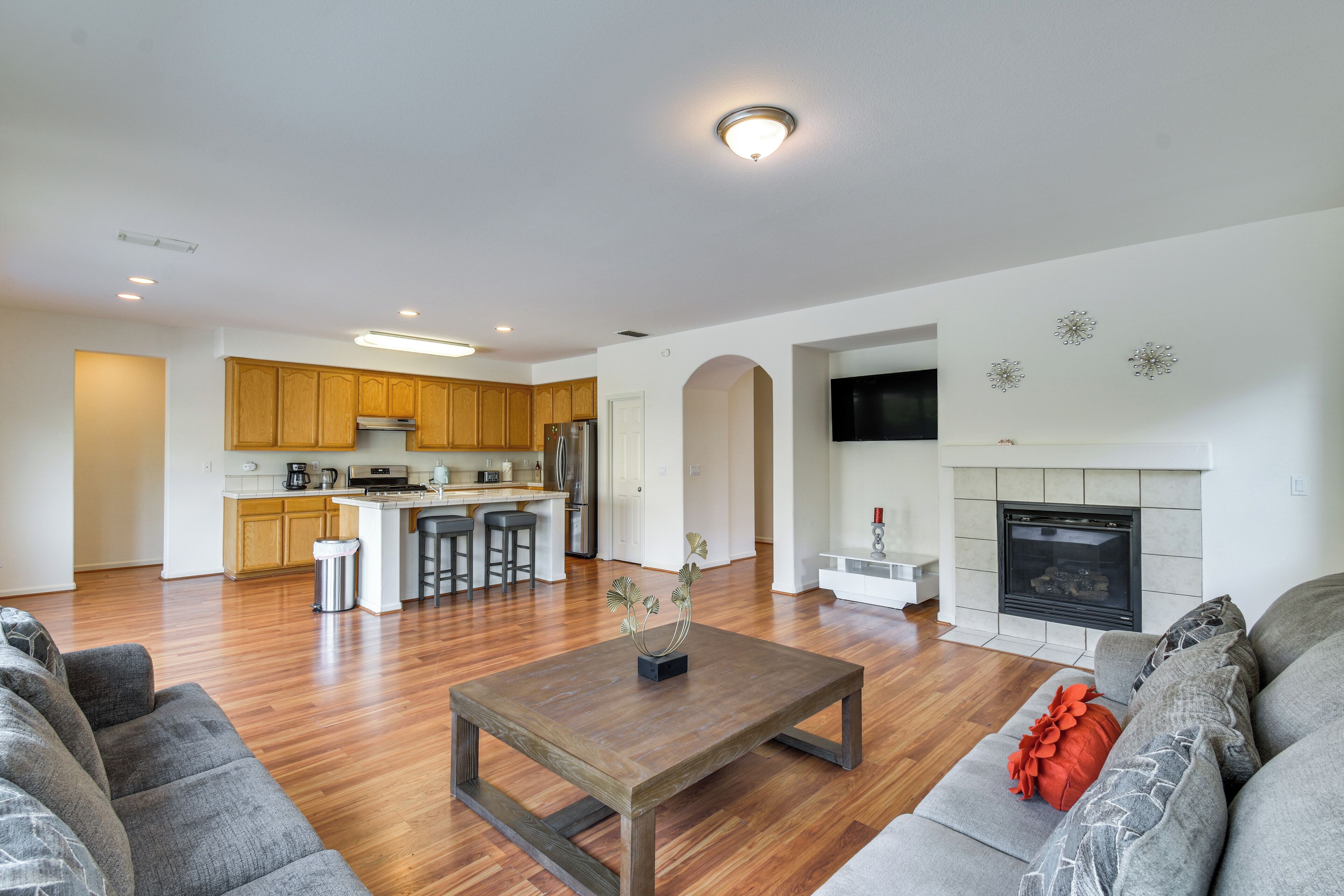 Televisie, een open haard en boeken