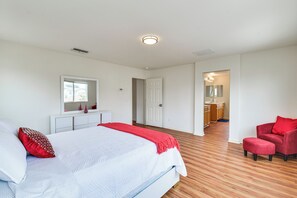 5 bedrooms, desk, iron/ironing board, internet