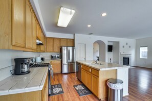 Jääkaappi, mikroaaltouuni, liesi, astianpesukone