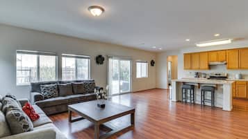 Televisio, takka, kirjoja